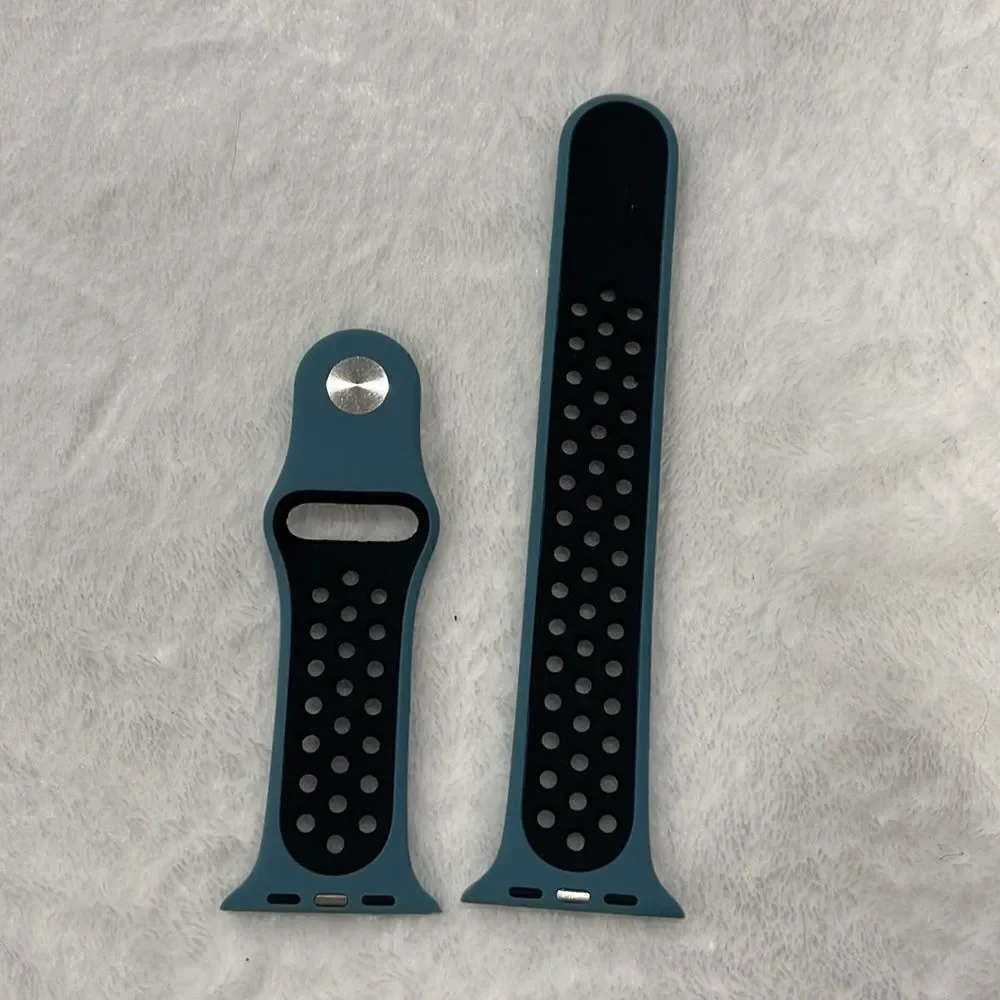 NWOT Apple Watch sports band (42/44)
